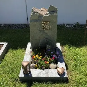 U 375 schöner Urnengrabstein stehend mit Bergpanorama
