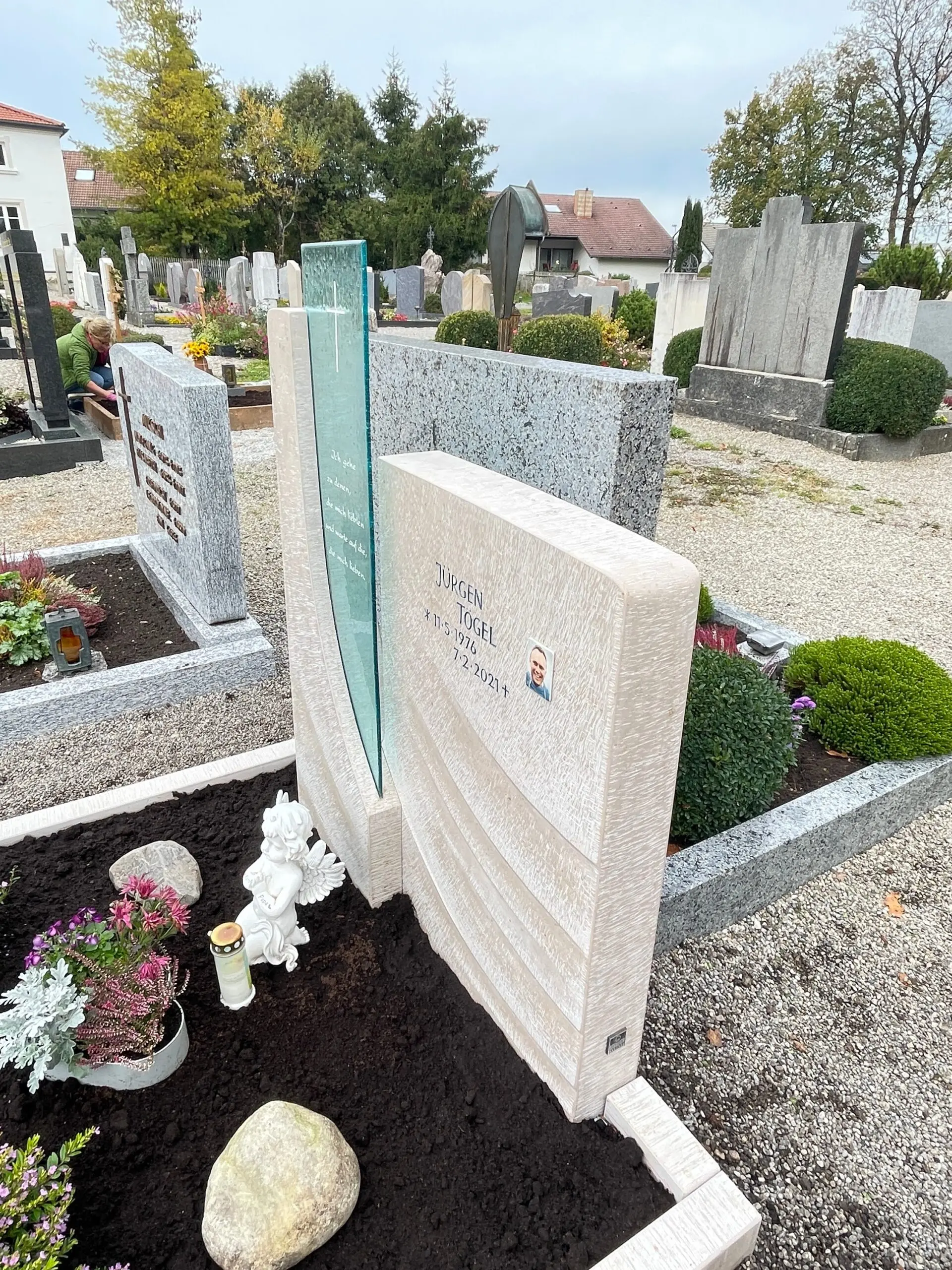 G 428 | Zweiteiliger Grabstein mit Rankenmotiv und integrierter Kerze – Bild 3
