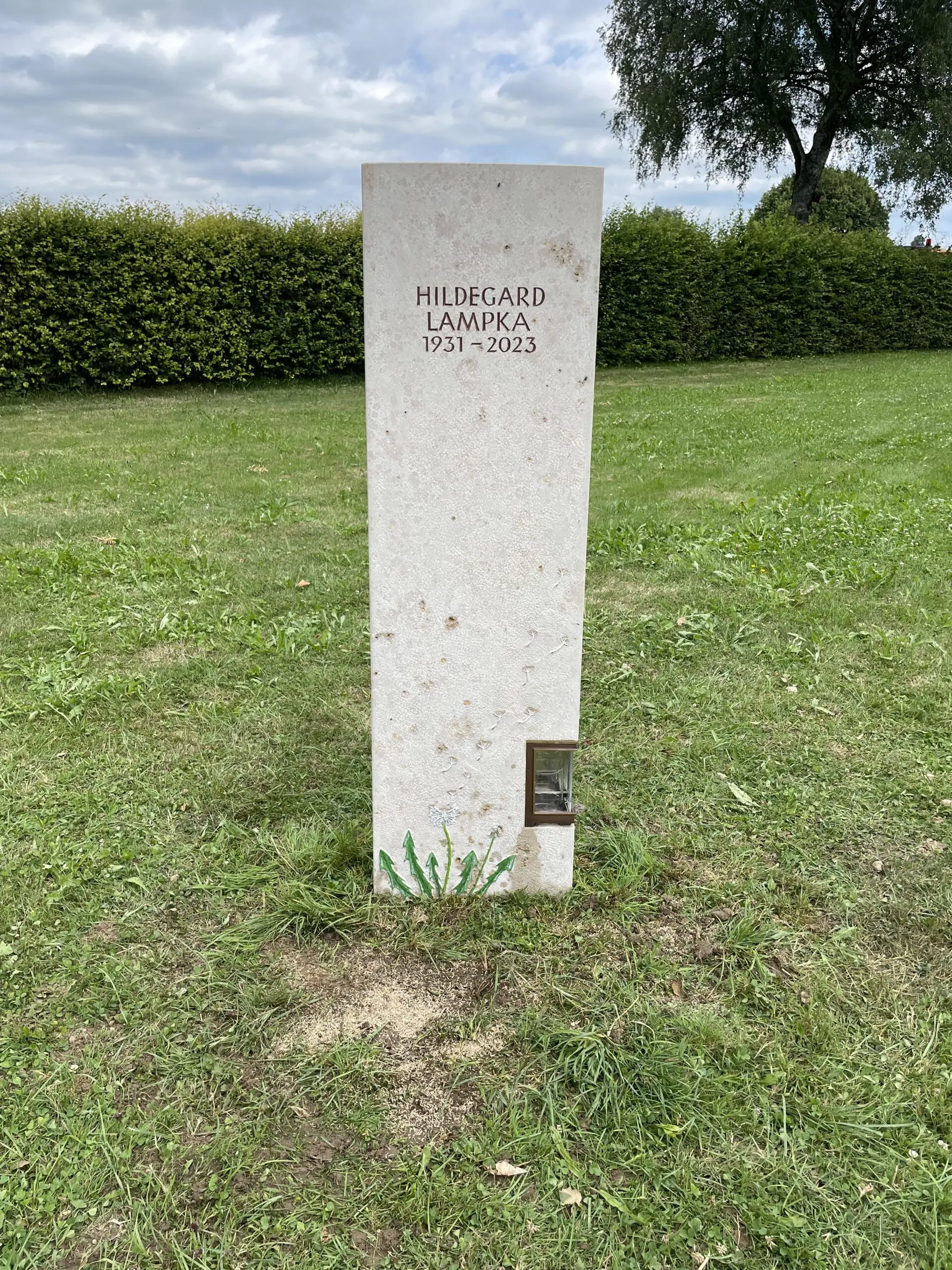 G 552 Urnengrabstein Pusteblume – Bild 3