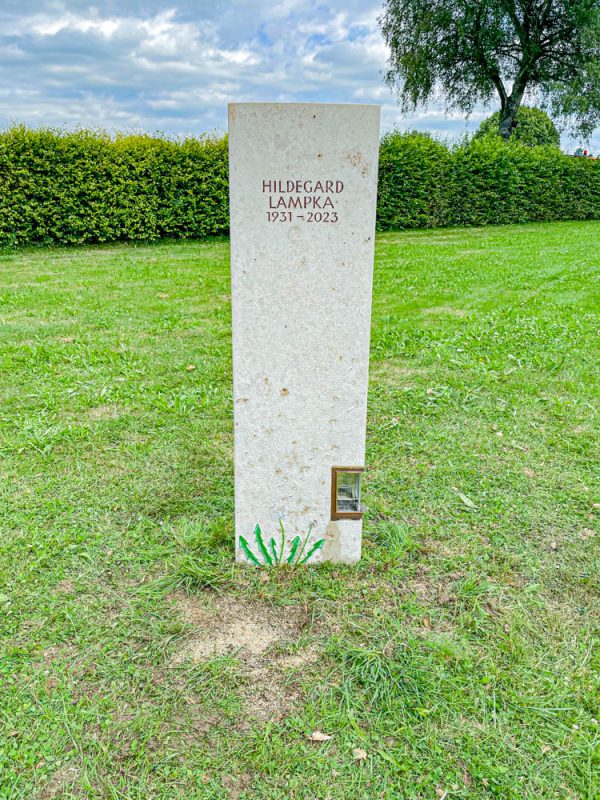 G 552 Urnengrabstein Pusteblume – Bild 9