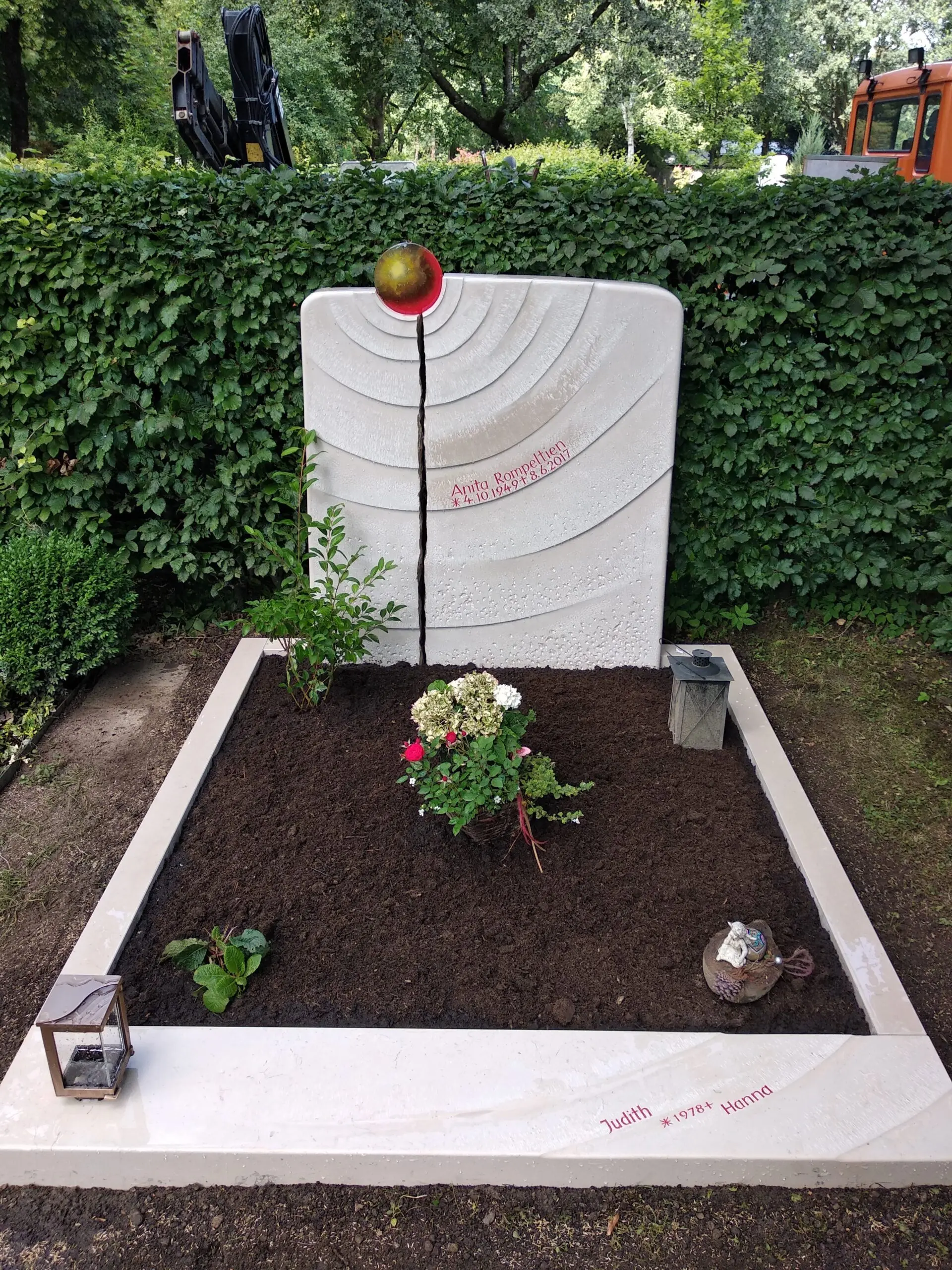 G674 Besonders schöner Grabstein Kreise Sonnestrahlen – Bild 3