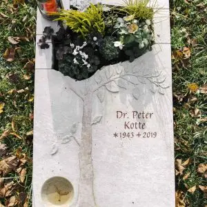 U 334 schöner Urnengrabstein liegend mit Lebensbaum