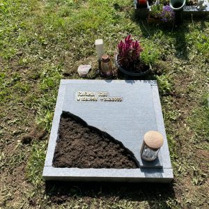 U 822 schöner Urnengrabstein liegend Kante