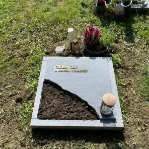 U 822 schöner Urnengrabstein liegend Kante