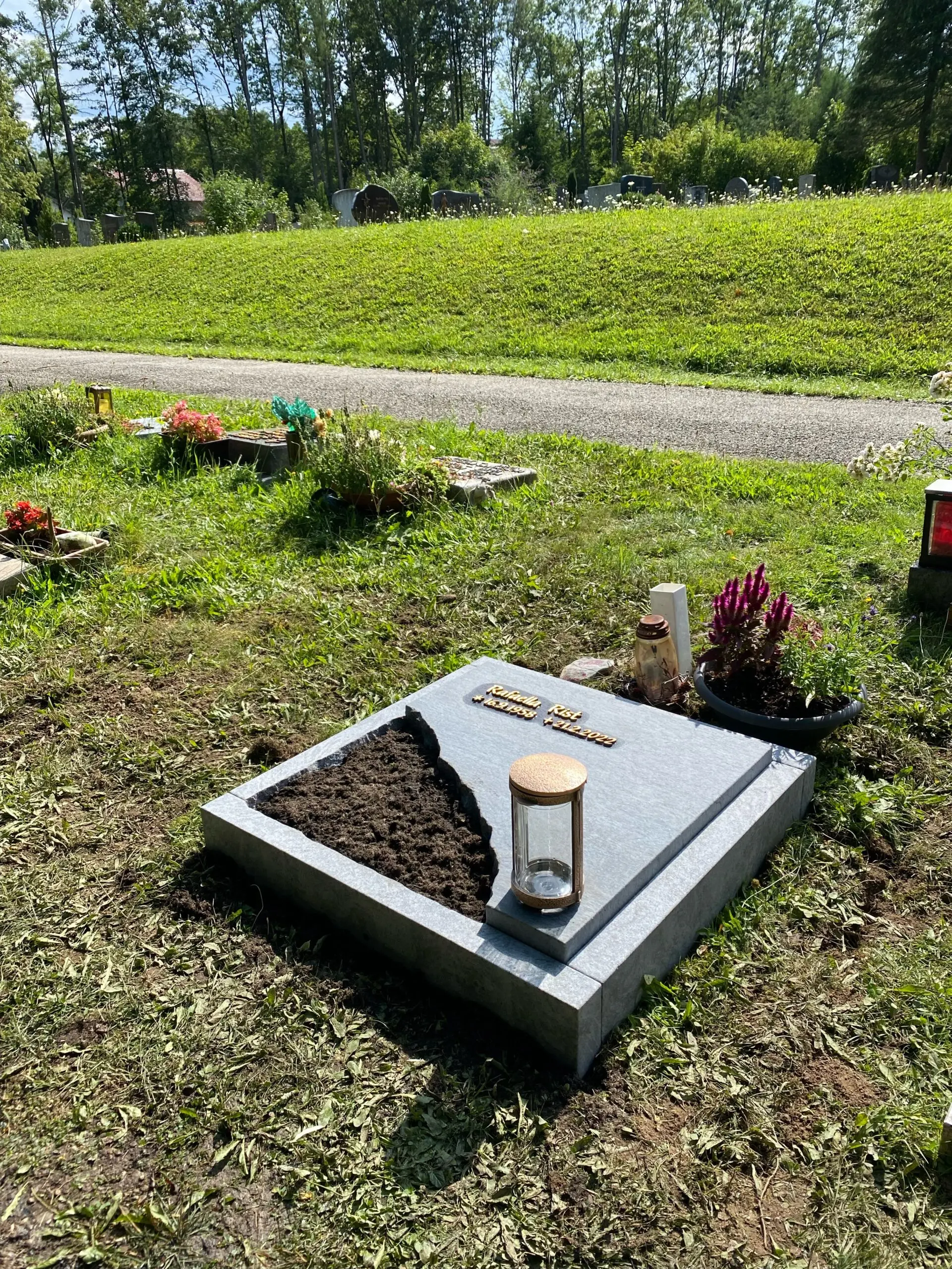 U822 schöner Urnengrabstein liegend Kante – Bild 3