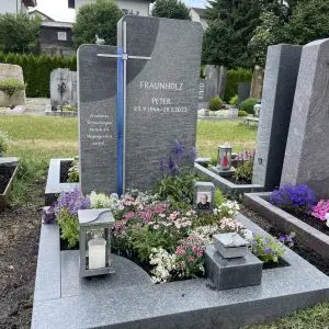 H 427 besonders schöner Design Doppelgrabstein Glaselement & Kreuz