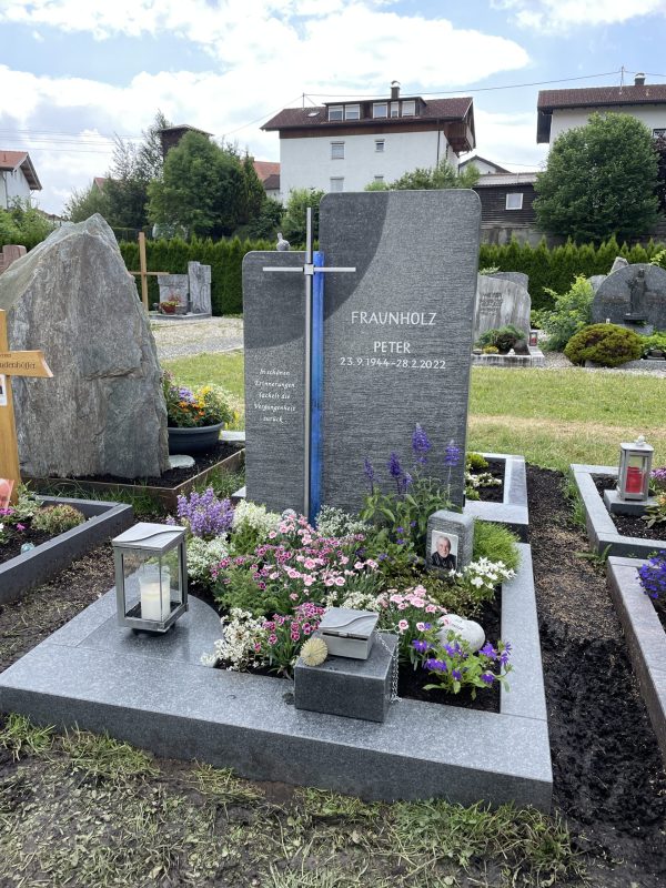 H427 besonders schöner Design Doppelgrabstein Glaselement & Kreuz – Bild 3