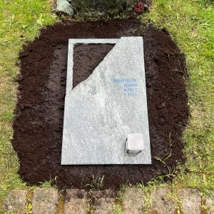U 823 Urnengrabstein liegend Kante