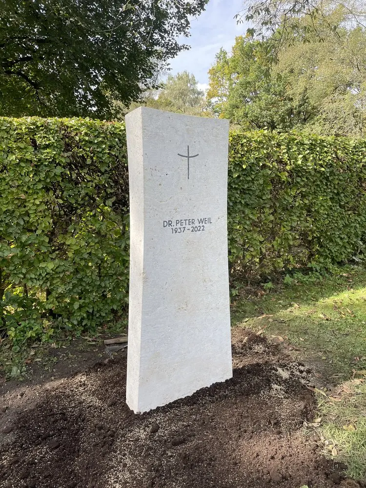 H 139 Handwerklicher Grabstein mit gebogenem Kreuz – Bild 4