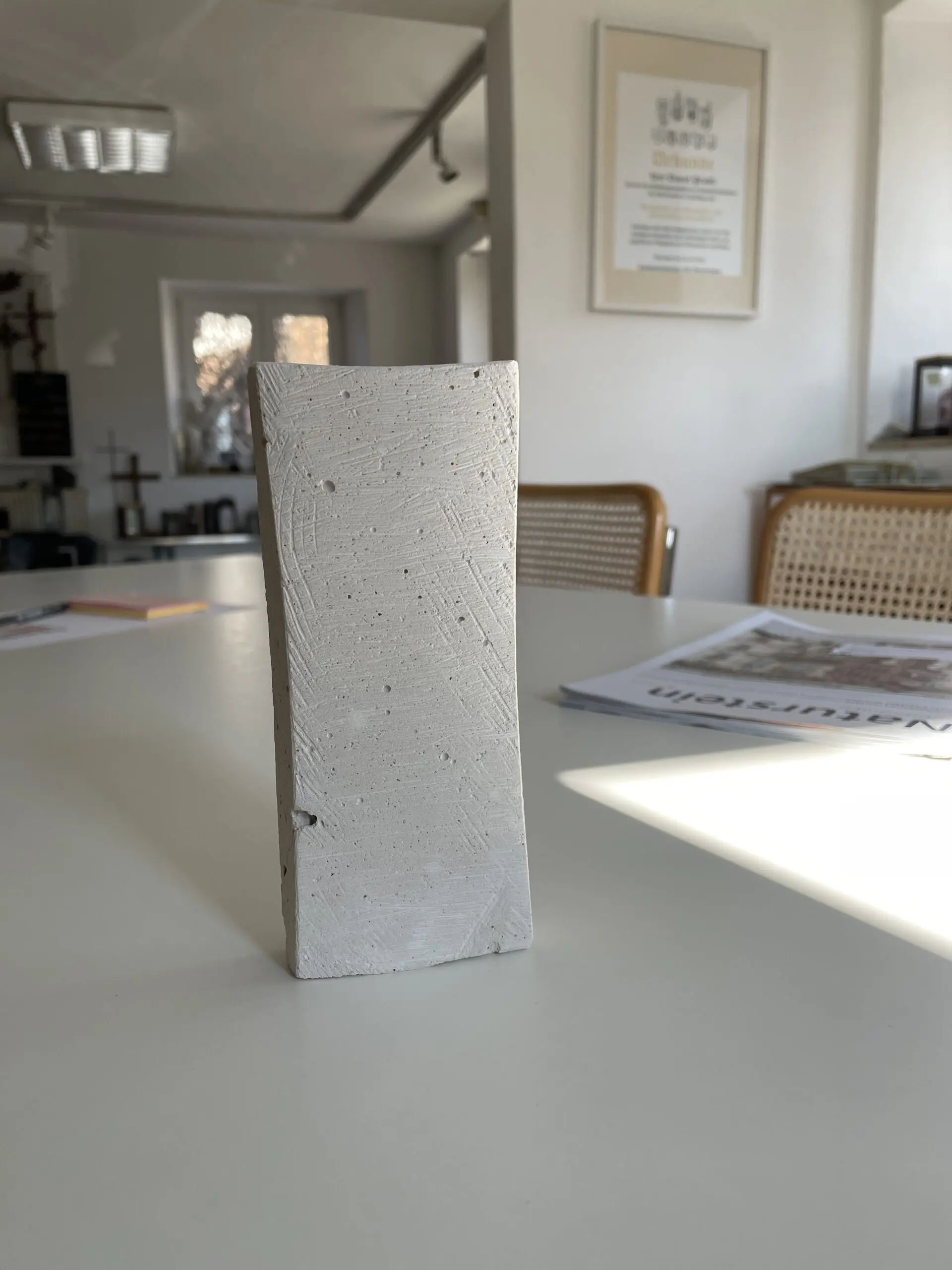 H 139 Handwerklicher Grabstein mit gebogenem Kreuz – Bild 5