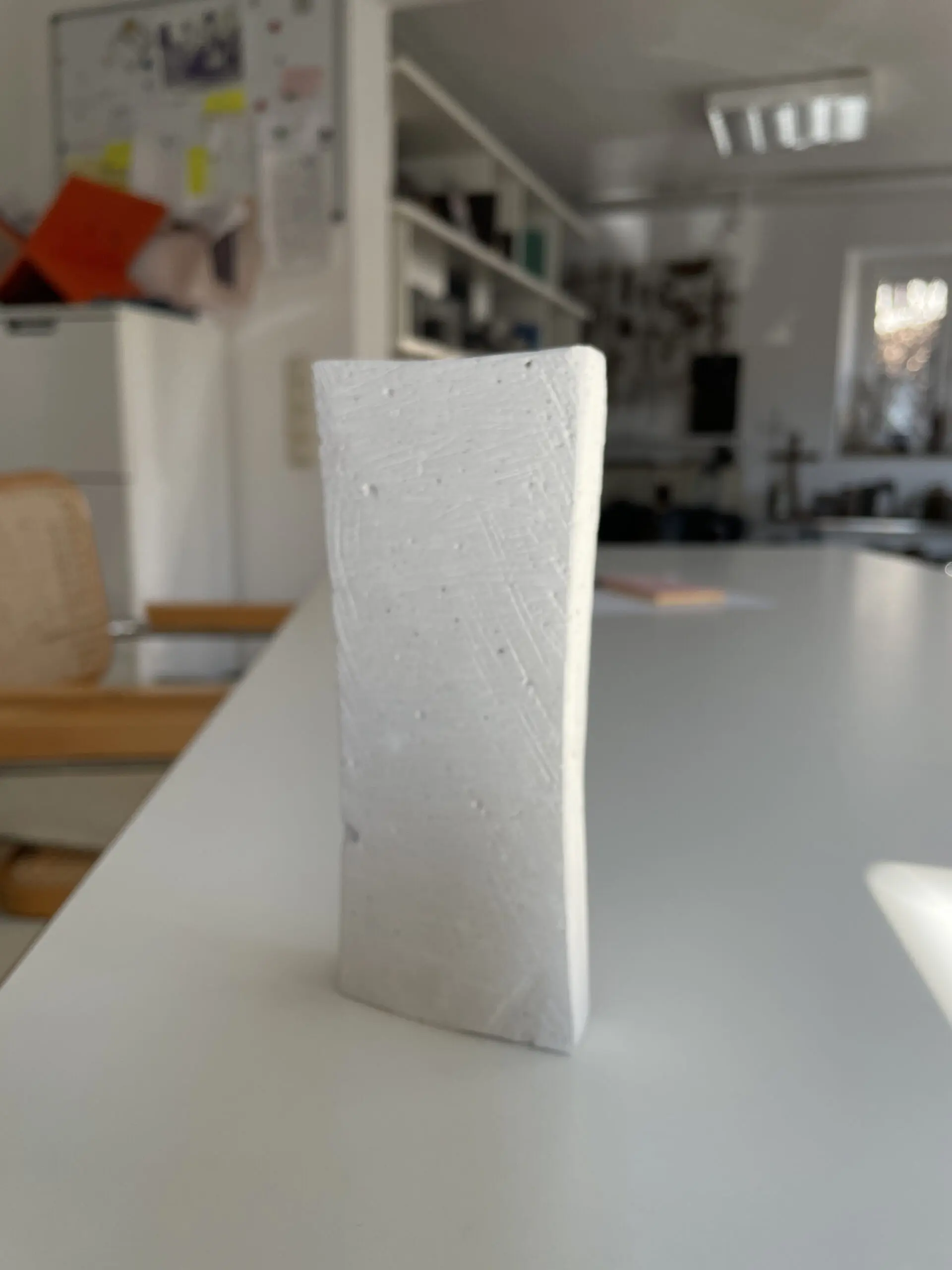 H 139 Handwerklicher Grabstein mit gebogenem Kreuz – Bild 3