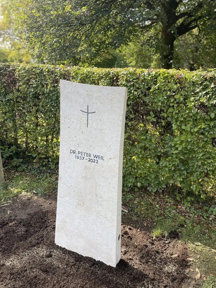 H 139 Handwerklicher Grabstein mit gebogenem Kreuz – Bild 2
