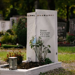 H812 Besonders schöner Grabstein Stele mit Kieselsteinen