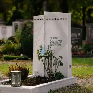 G 183 Besonders schöner Grabstein Kiesel
