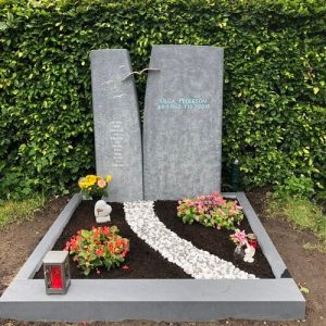 H004 Besonders schöner Grabstein Vogelfrei