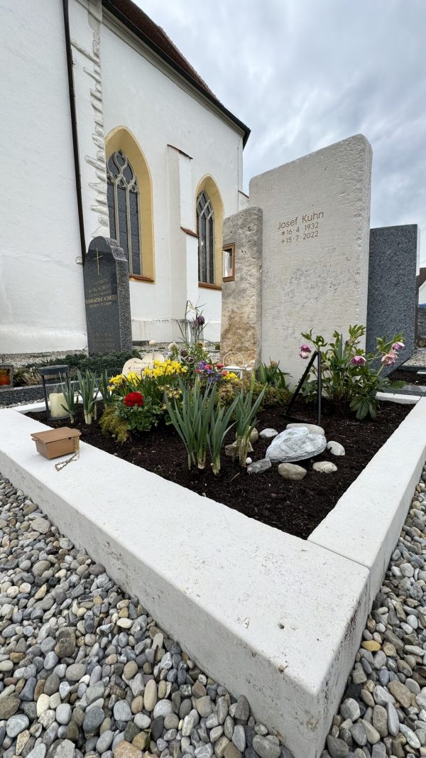 H422 besonders schöner Design Grabstein Doppelgrabstein zweigeteilt mit Grablicht – Bild 4