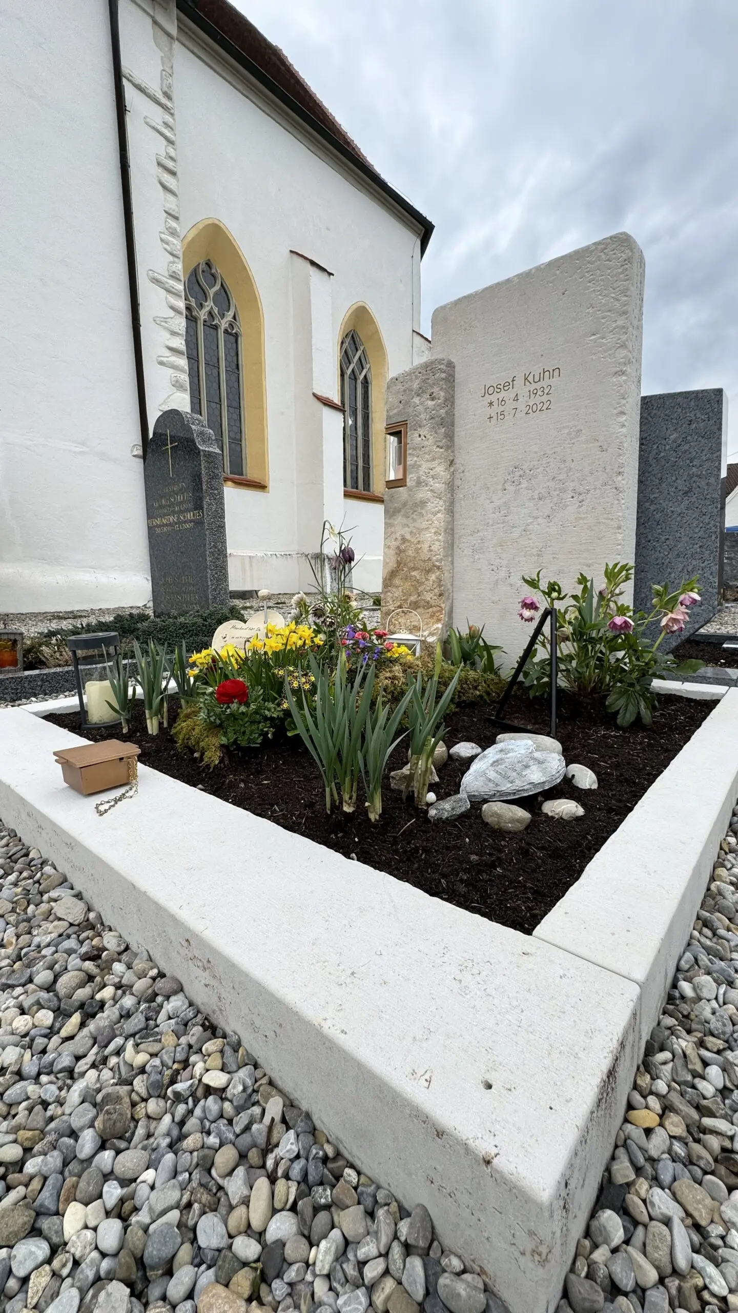 H422 besonders schöner Design Grabstein Doppelgrabstein zweigeteilt mit Grablicht – Bild 4
