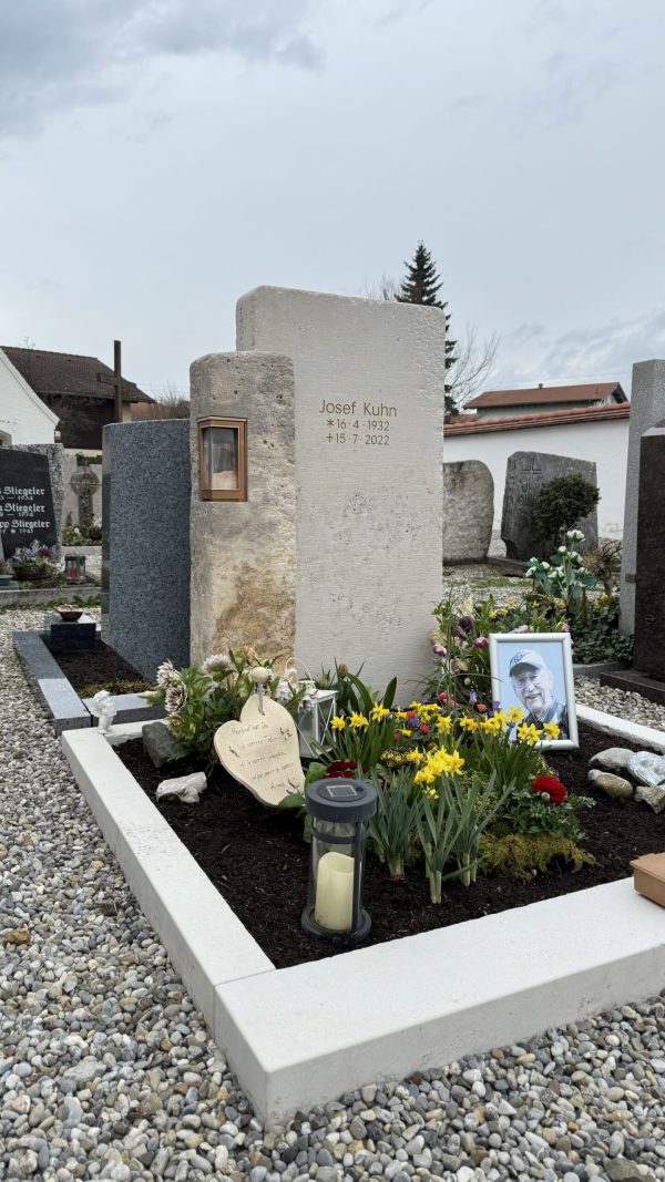 H422 besonders schöner Design Grabstein Doppelgrabstein zweigeteilt mit Grablicht – Bild 3