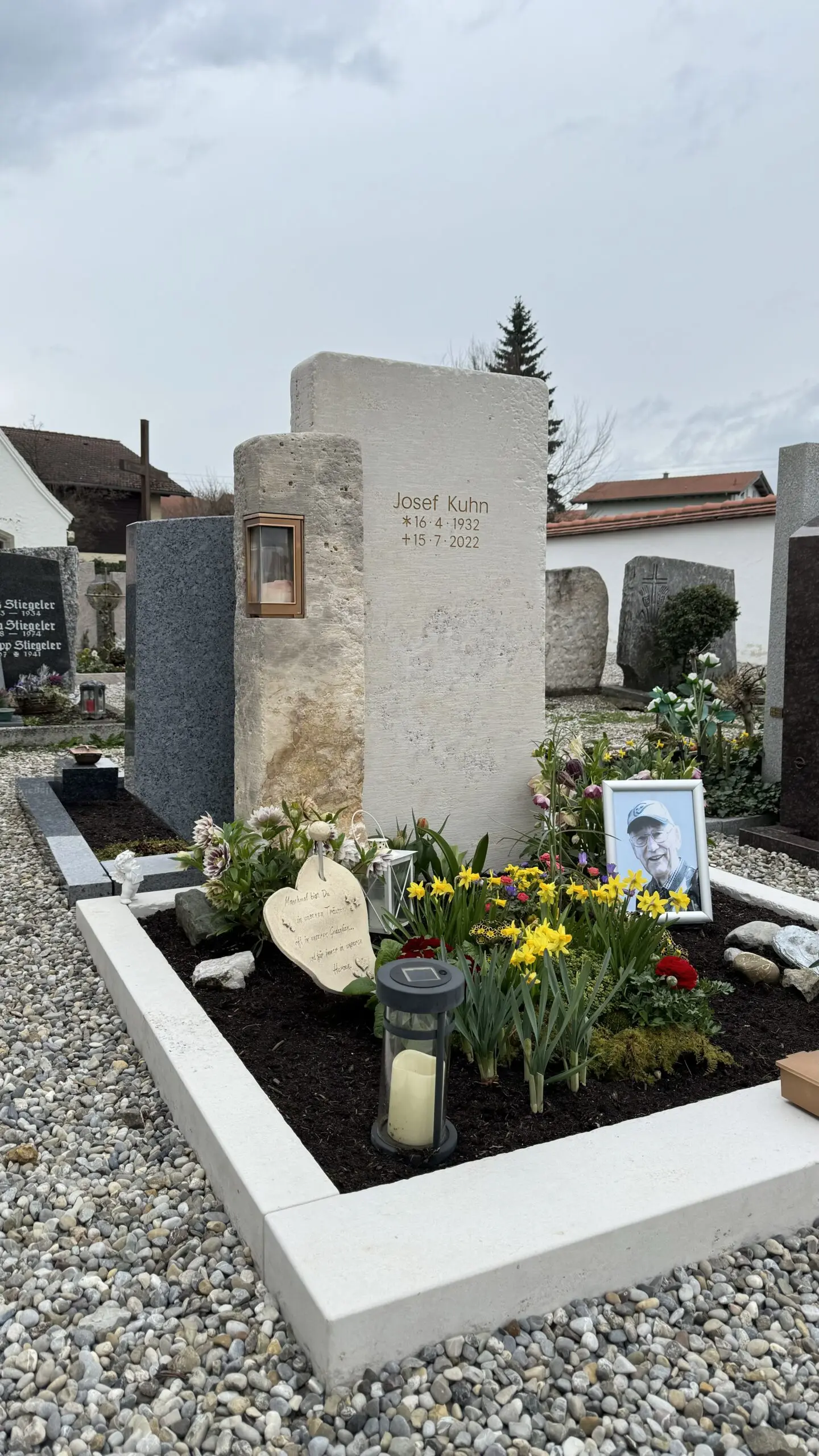 H422 besonders schöner Design Grabstein Doppelgrabstein zweigeteilt mit Grablicht – Bild 3