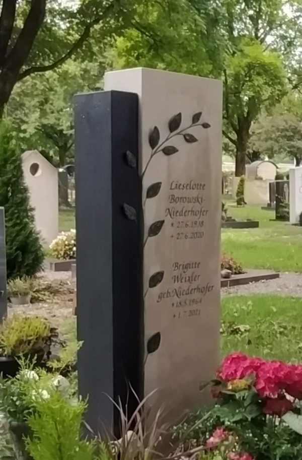 G 549 Besonders schöner Grabstein Blätterranken