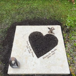 U 820 Urnengrabstein liegend Herzmotiv