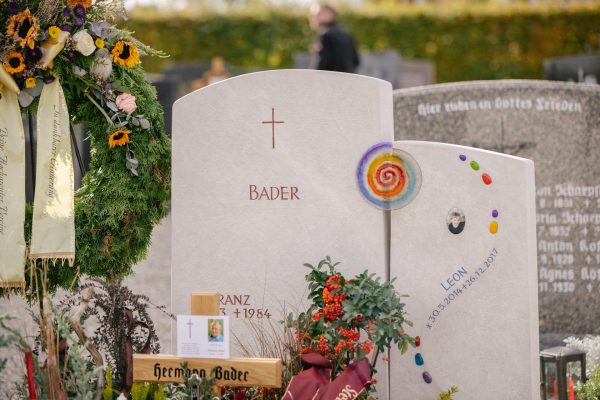 K003 Besonderer schöner Kinder Grabstein bunte Glasspriale – Bild 7