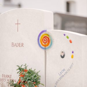 K003 Besonderer schöner Kinder Grabstein bunte Glasspriale