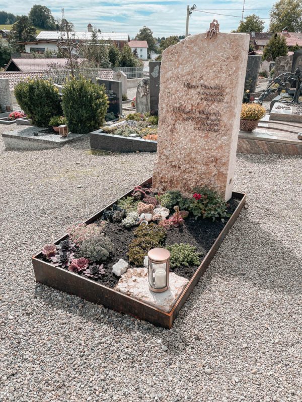 F503 besonderer, schöner Grabstein Fels mit Bronzefigur – Bild 10