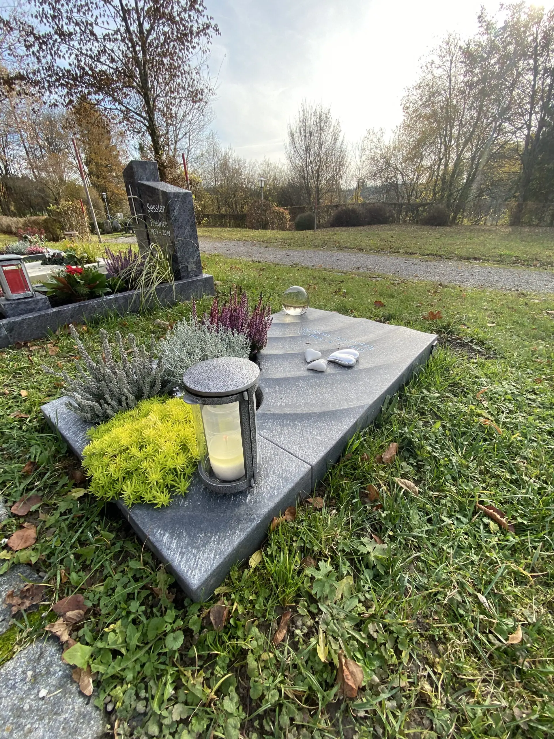 U 379 Polierter Anthrazit-Liegestein mit Herzsteinen – Bild 3