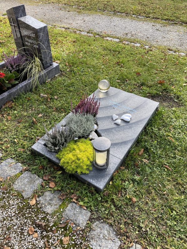 U379 schöner Urnengrabstein liegend mit Wellen – Bild 5