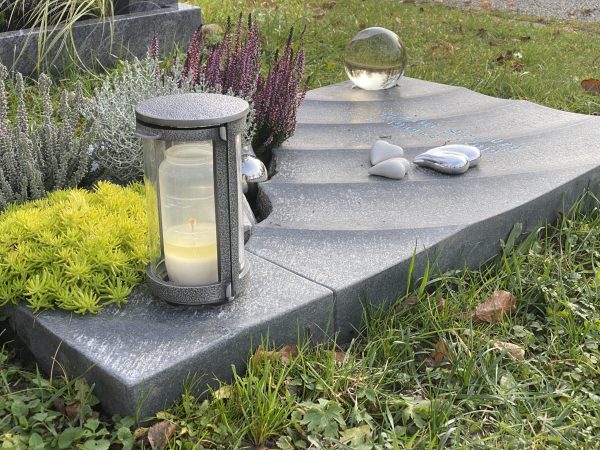 U379 schöner Urnengrabstein liegend mit Wellen