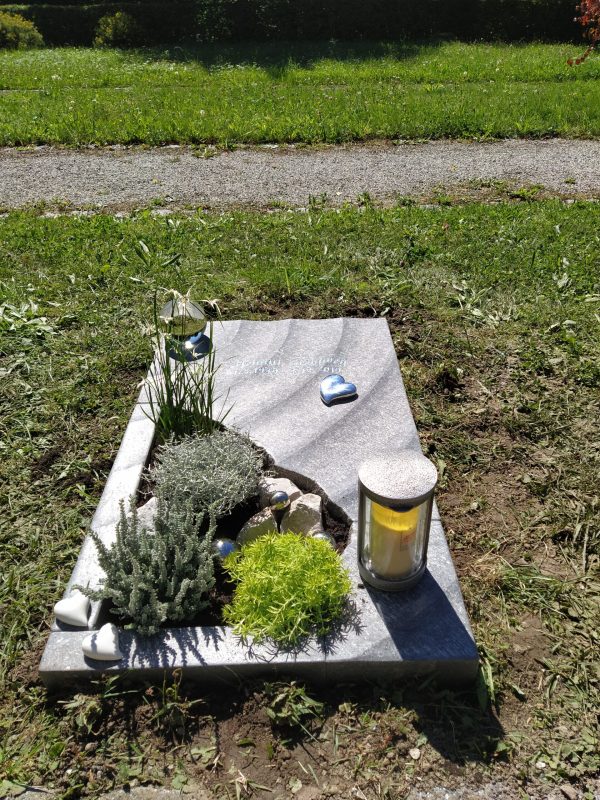 U379 schöner Urnengrabstein liegend mit Wellen – Bild 4