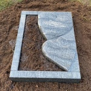 U 335 Urnengrabstein mit Herz Doppelherz