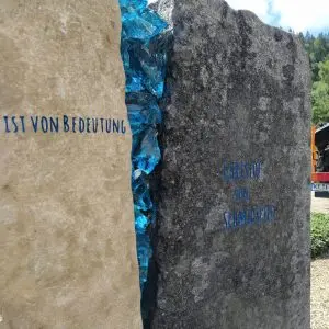 G 502 | Gestalteter Grabstein Kalkstein mit Glasstele und Kreuz