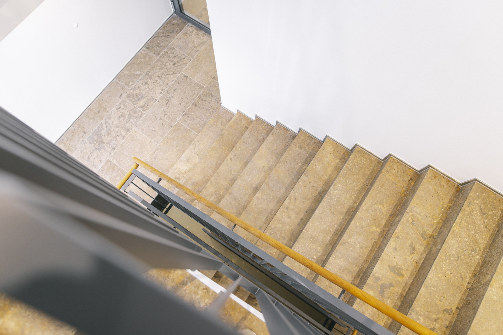 Treppe und Boden aus Naturstein im Gewerbebau, gefertigt und verlegt von STOI