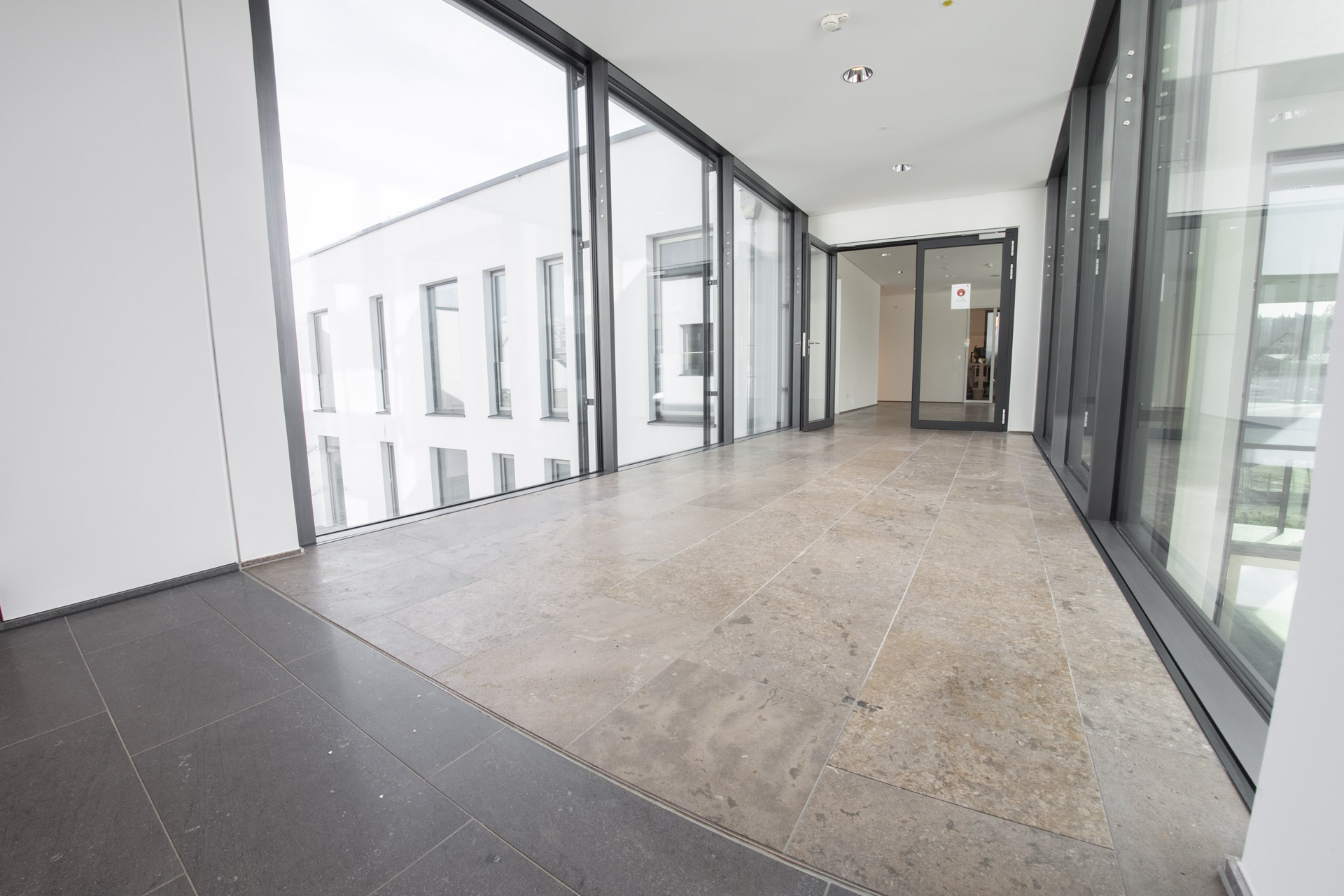 Verlegter Natursteinboden im Großformat in einem Gewerbebau, ausgeführt von STOI