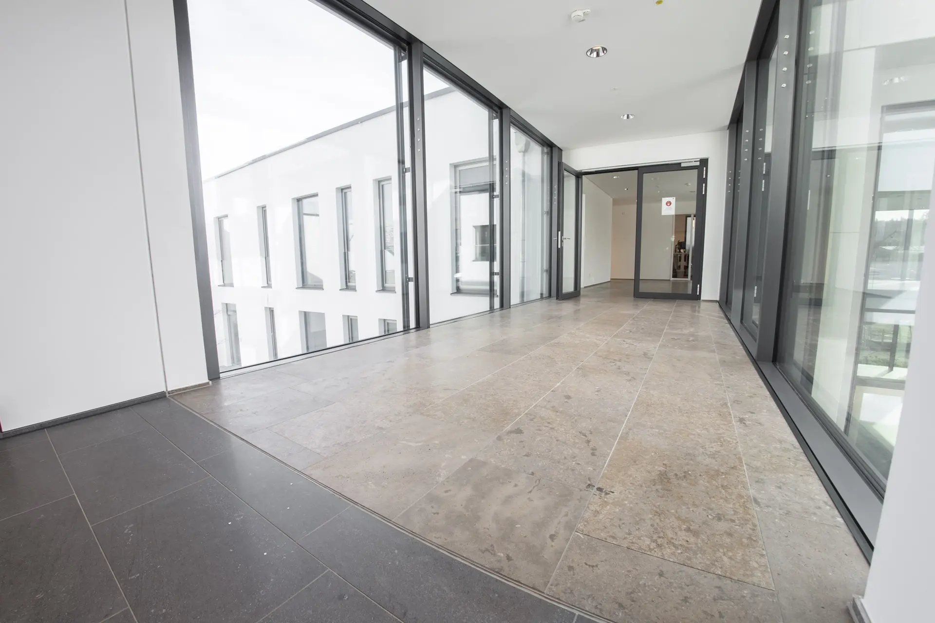 Verlegter Natursteinboden im Großformat in einem Gewerbebau
