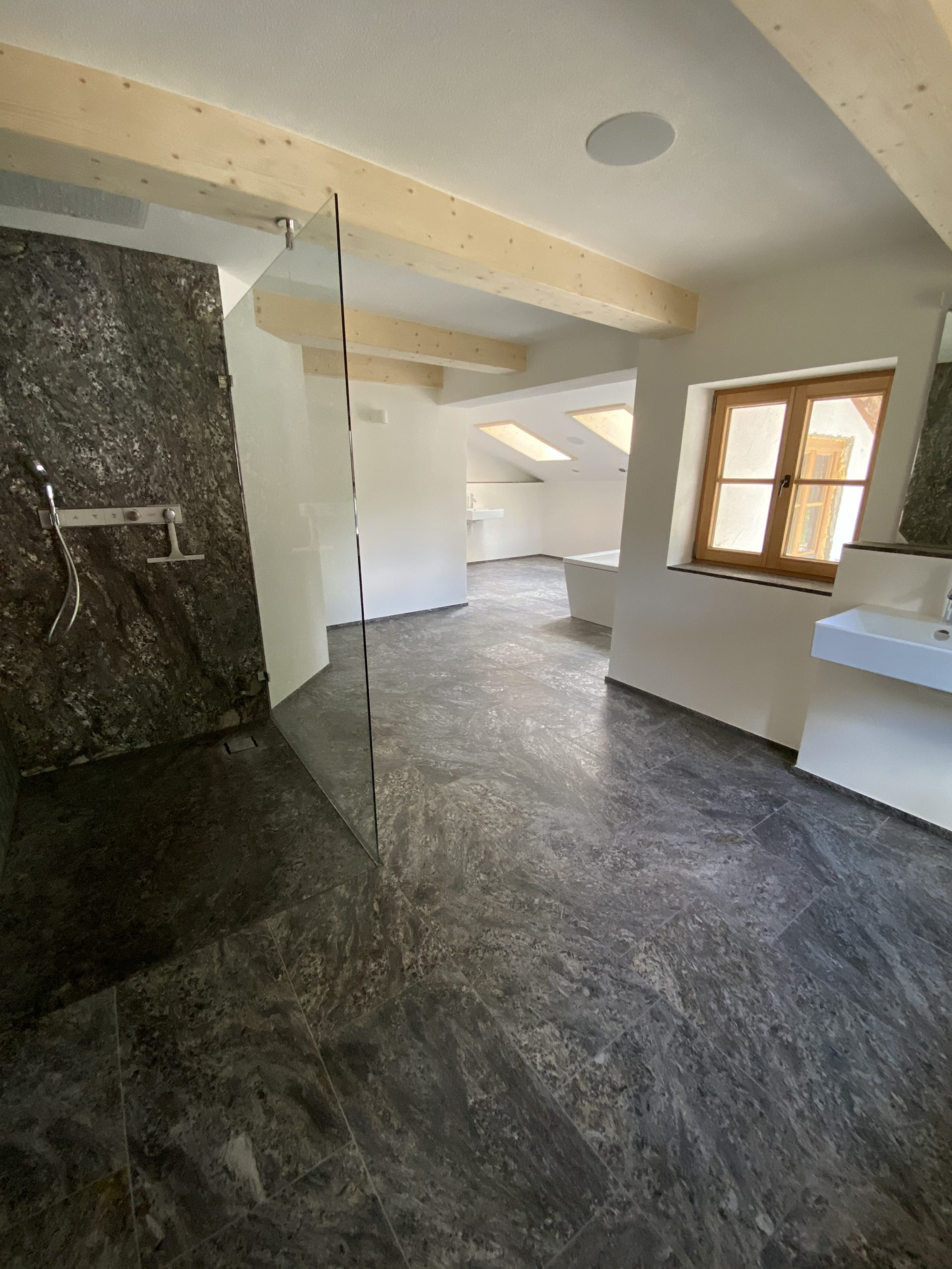 STOI Referenzprojekt Gneis aus Südtirol Bad Boden Dusche