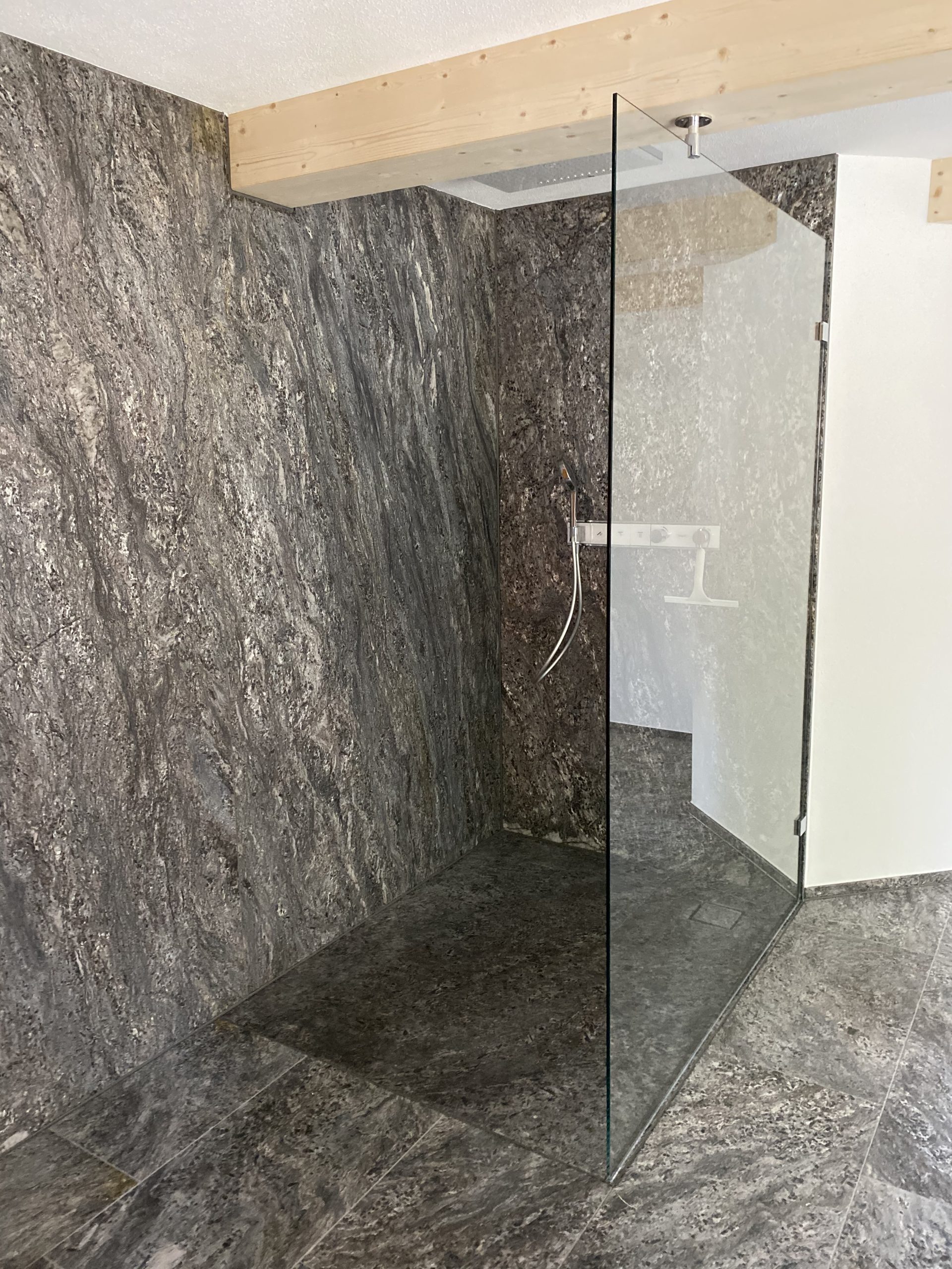 Reales STOI Projekt Gneis Dusche im Einfamilienhaus