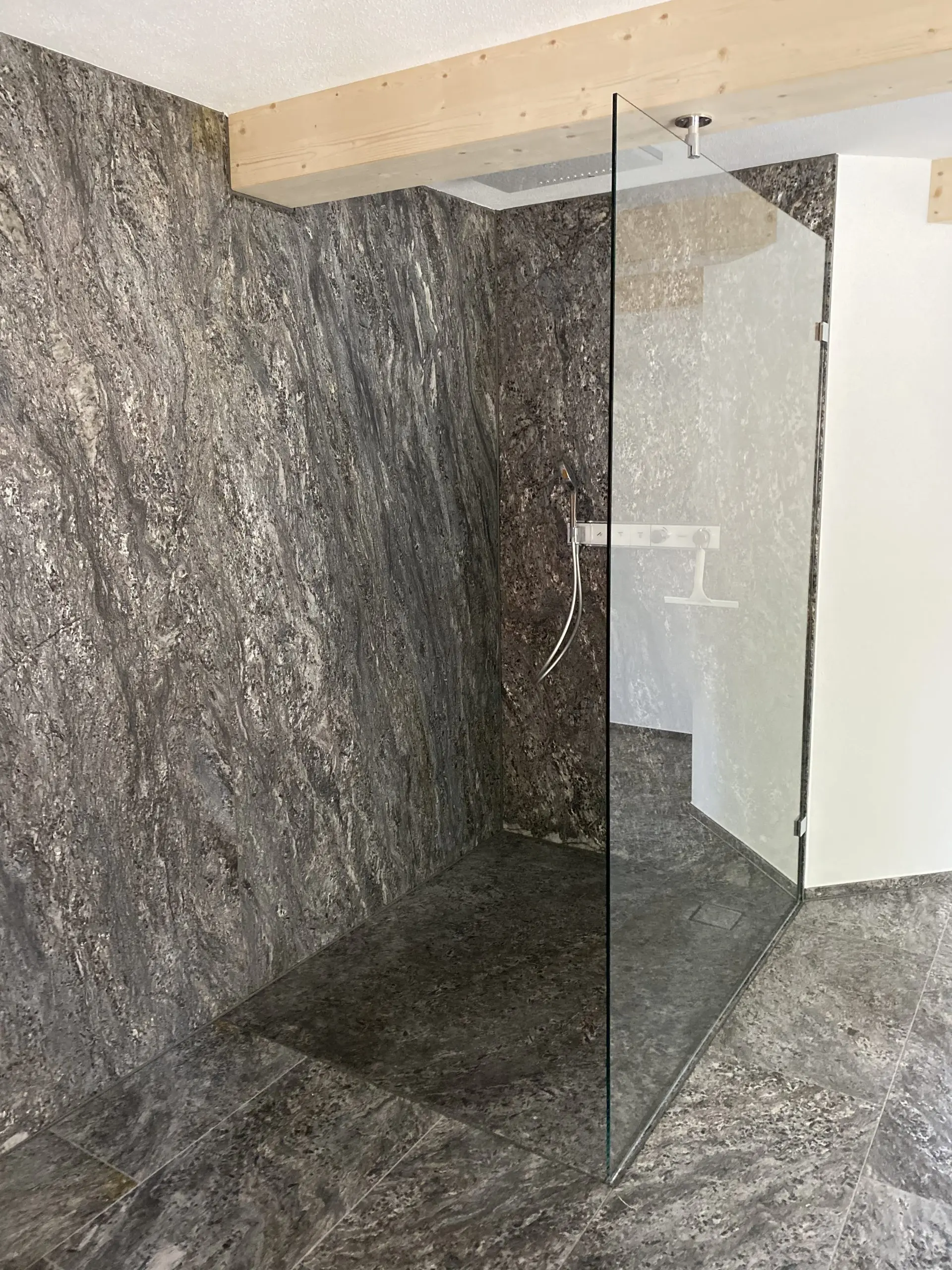 Reales STOI Projekt Gneis Dusche im Einfamilienhaus