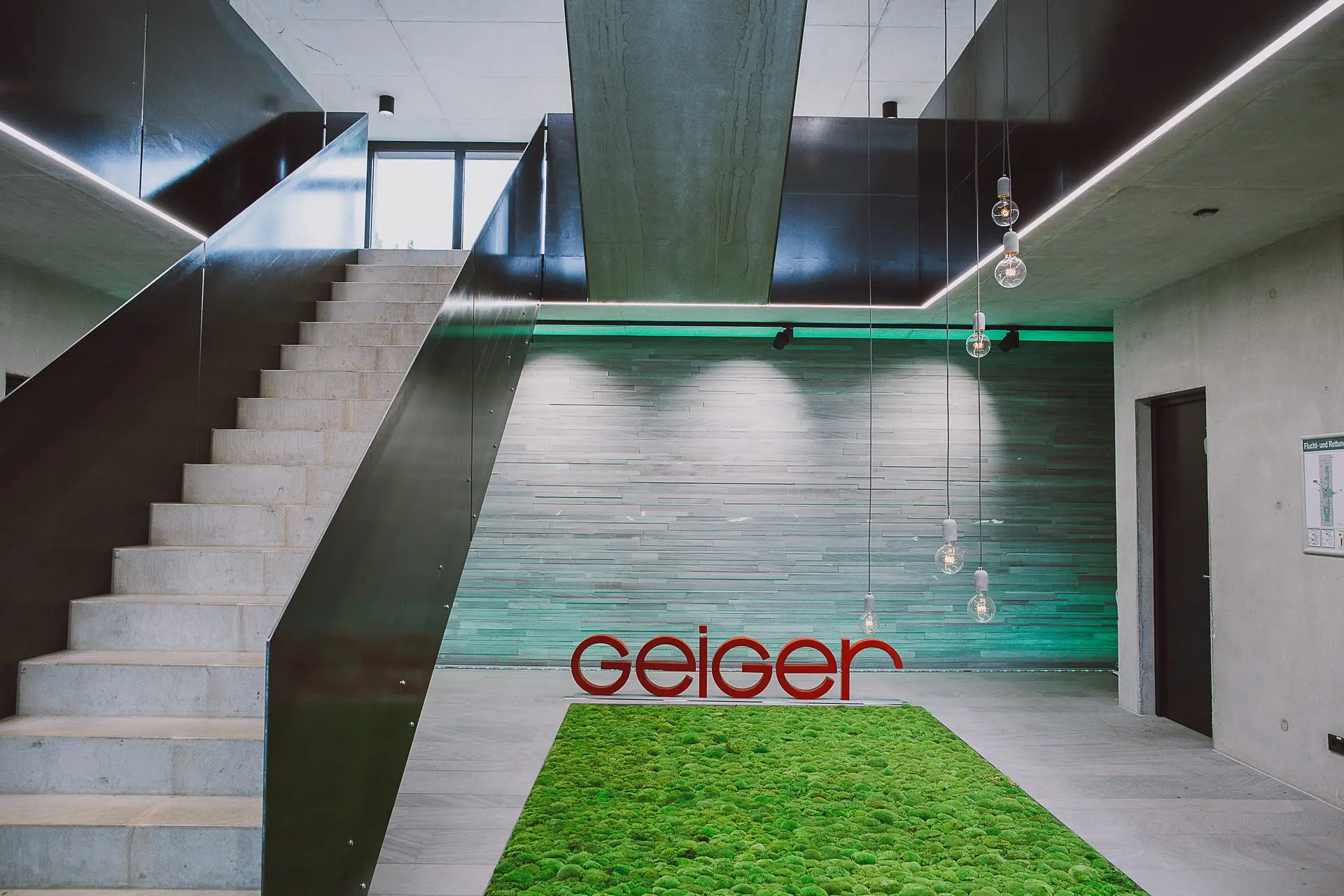 Treppe aus Naturstein in der Lobby eines Bürogebäudes