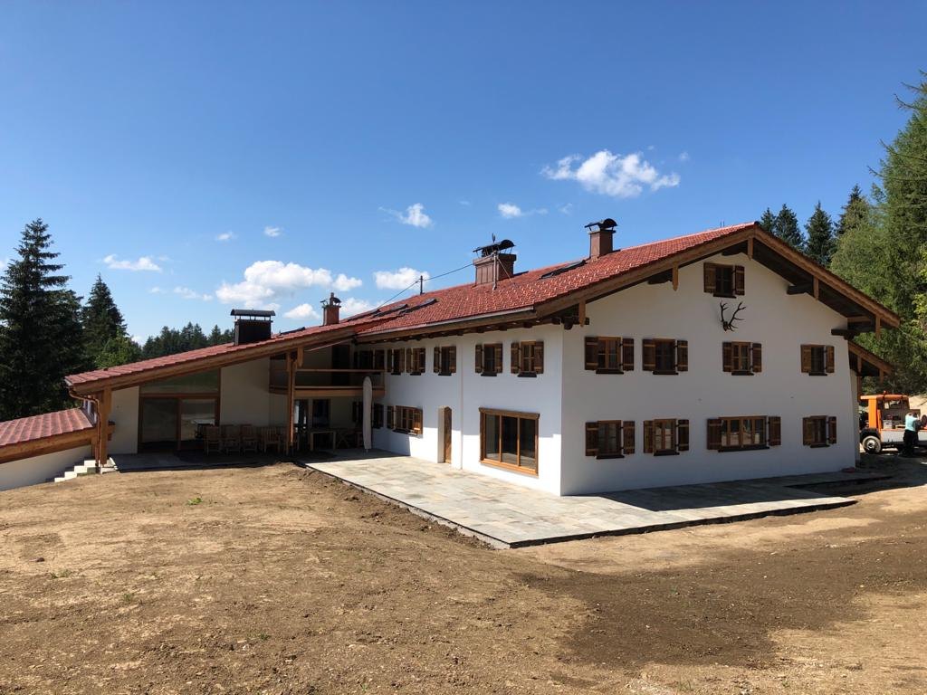 Landhaus Allgäu Außenansicht — traditionelles Allgäuer Landhaus mit Naturstein