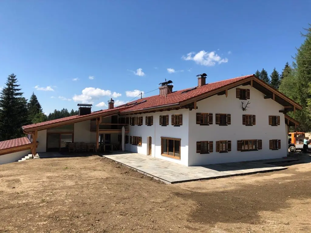 Landhaus Allgäu Außenansicht — traditionelles Allgäuer Landhaus mit Naturstein