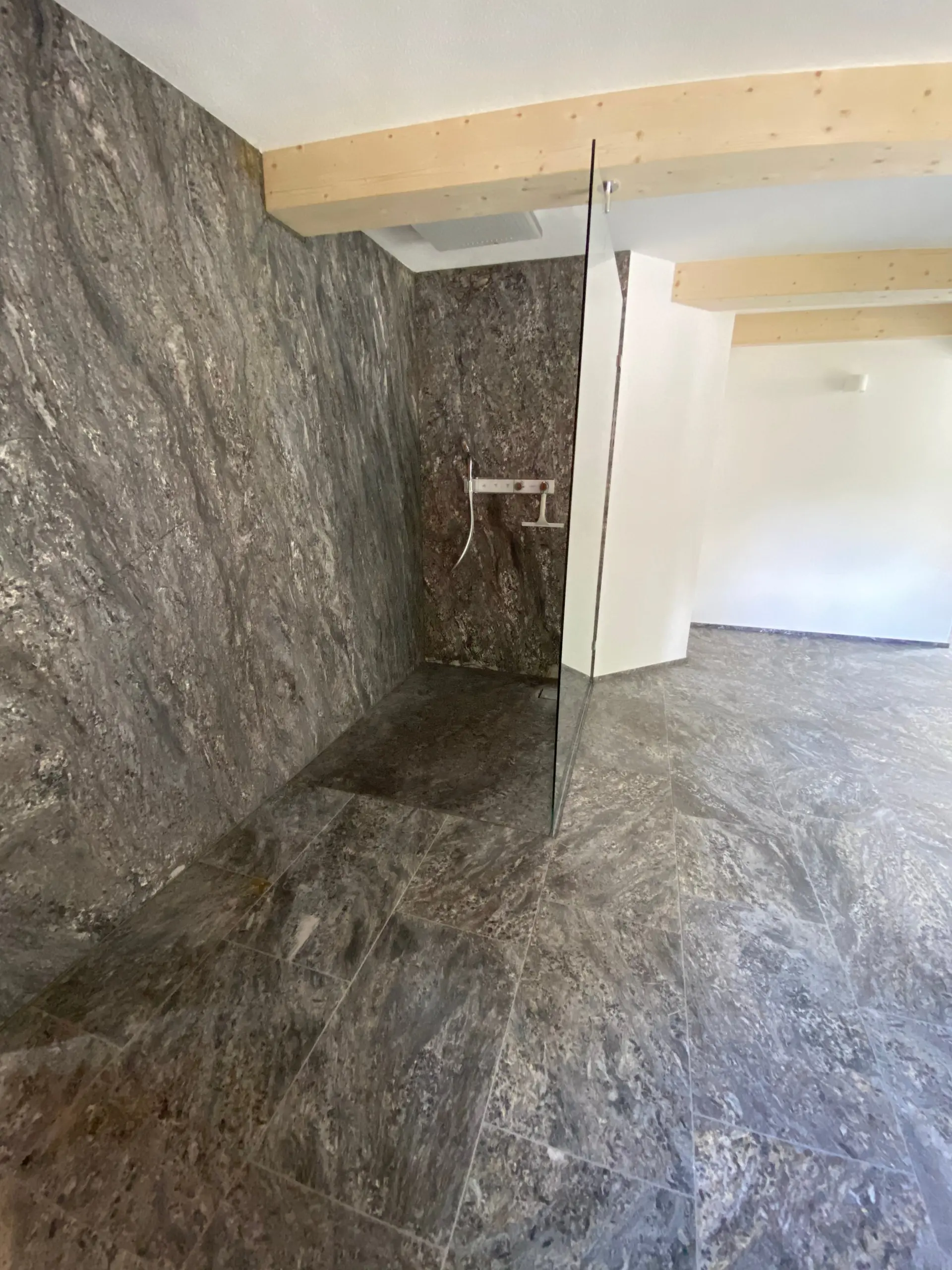Dusche Gneis Detail — STOI Steinmetzwerkstatt Allgäu