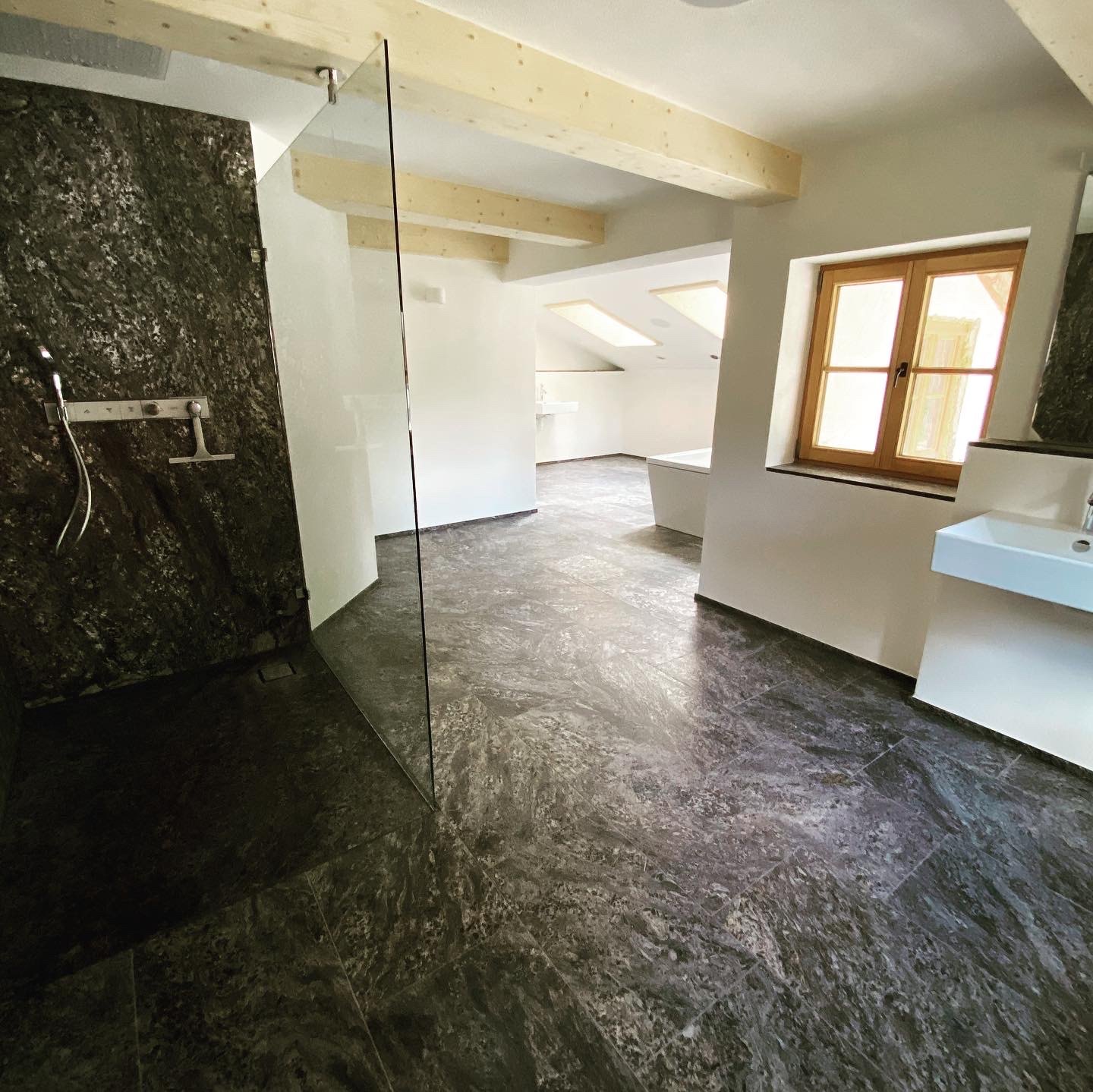Landhaus Allgäu — Naturstein Bad mit Gneis Dusche und Wandverkleidung — STOI