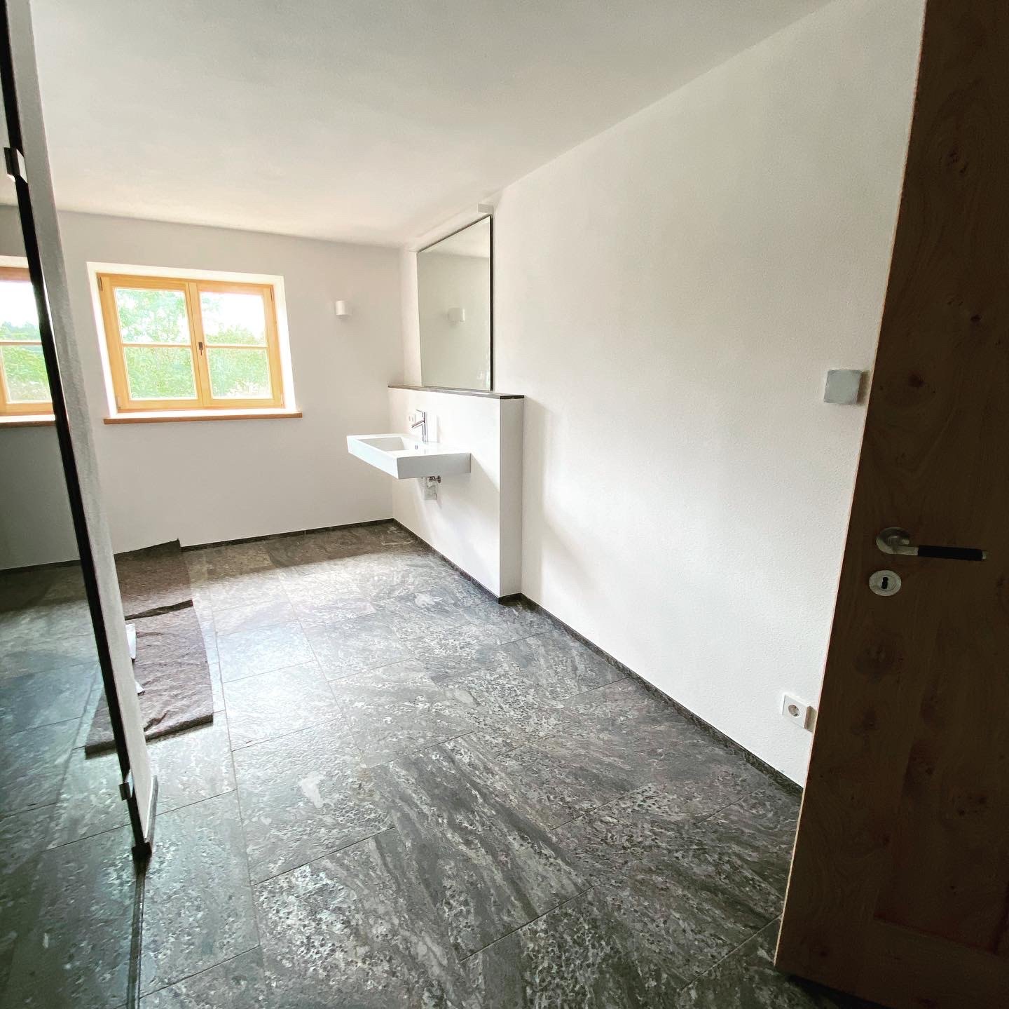 Badezimmer Wand und Boden Gneis Naturstein — STOI