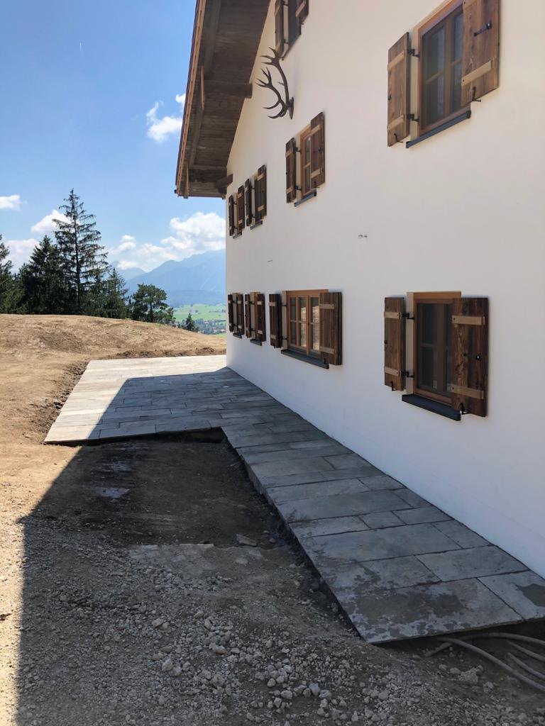 Naturstein Terrasse Landhaus Allgäu mit Bergblick — STOI Steinmetzwerkstatt
