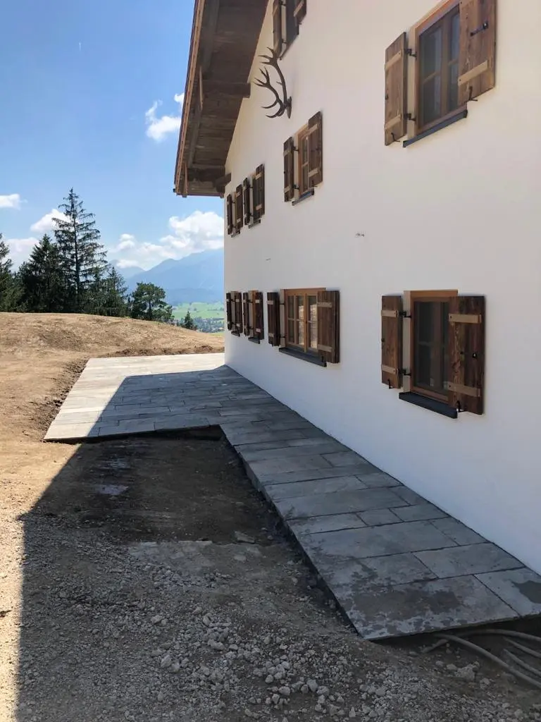Naturstein Terrasse Landhaus Allgäu mit Bergblick — STOI Steinmetzwerkstatt