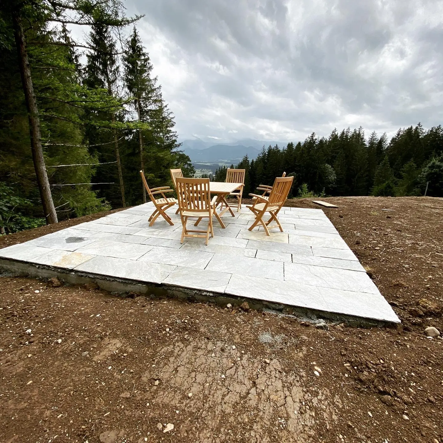 Freisitz Naturstein Terrasse Allgäu mit Bergpanorama — STOI