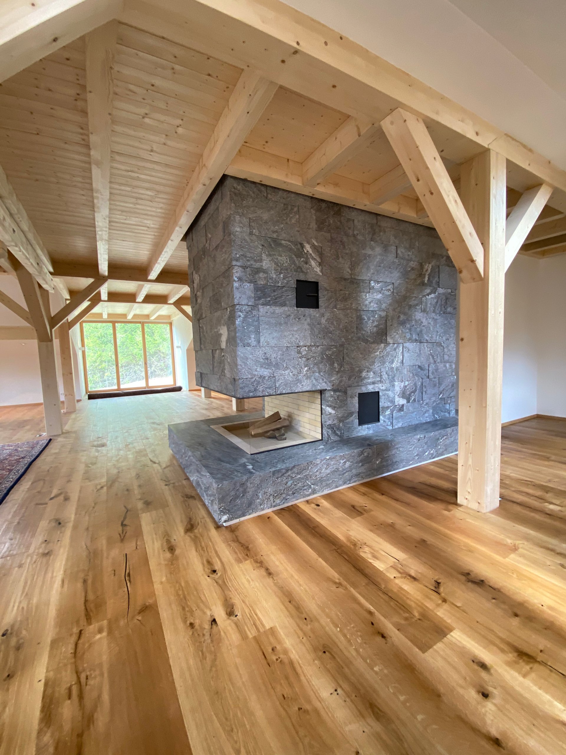 Naturstein Kamin Allgäu Gneis — STOI Steinmetzwerkstatt
